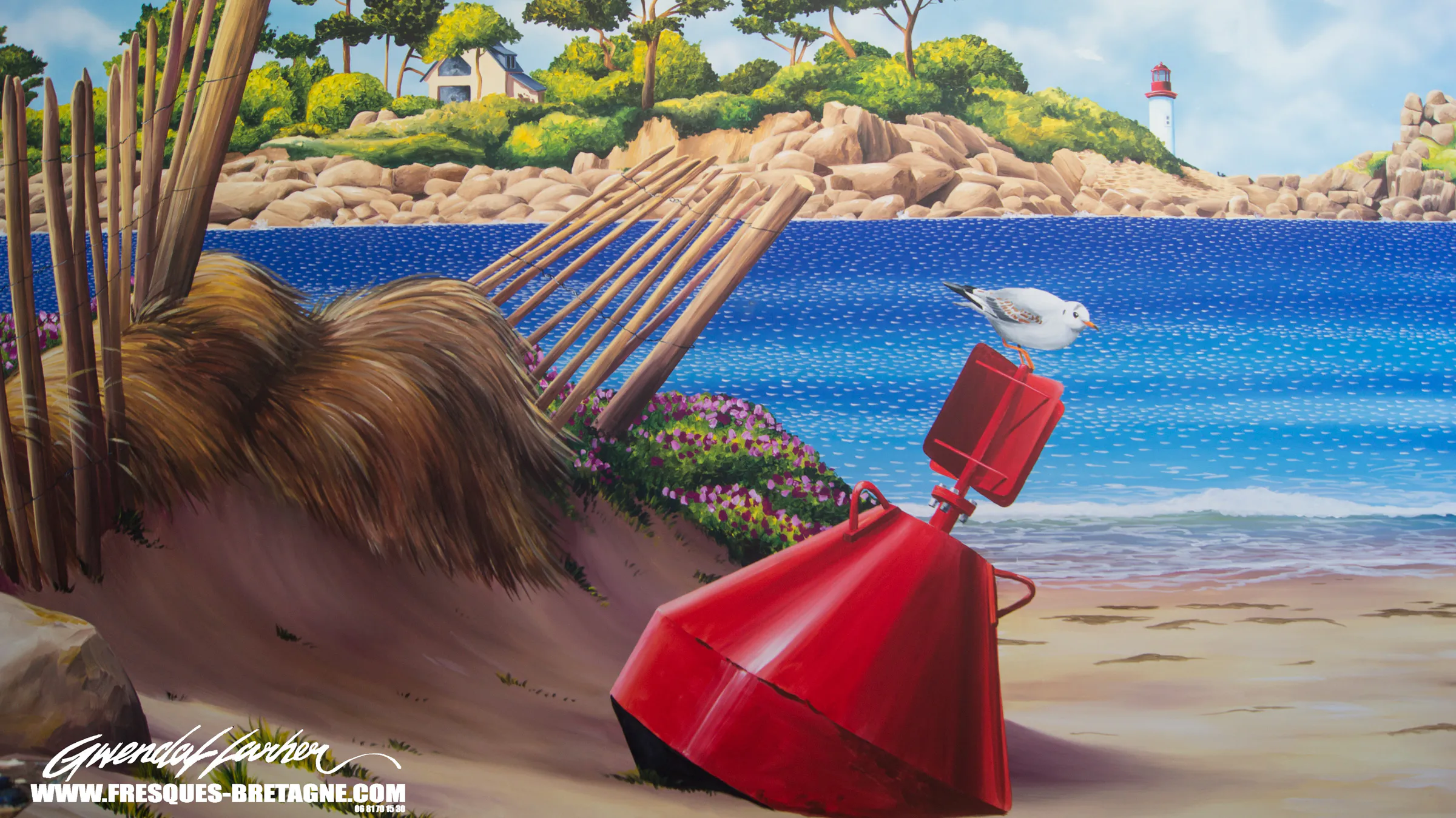 Détail d'une balise rouge enfouie dans le sable d'un plage bretonne une mouette ce repose.